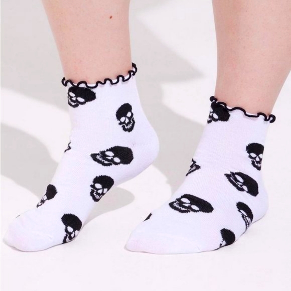 ❤️NWT TORRID WIDE WIDTH - 2 PACK RUFFLE SHORTIE SOCKS - SKULL PRINT - Picture 2 of 10